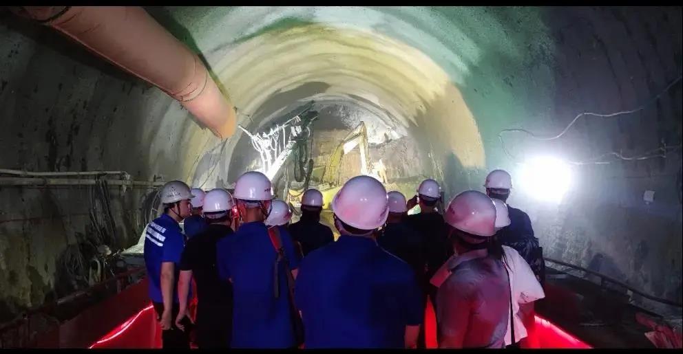 蘭州交通大學土木工程學院 前往現場實踐，感受計算機網絡工程施工精湛技術